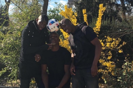 Juventus, Pogba a Parigi: selfie con i fratelli sotto la Tour Eiffel