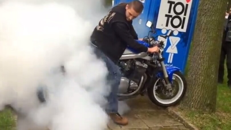 Bravata davanti agli amici, moto in fiamme