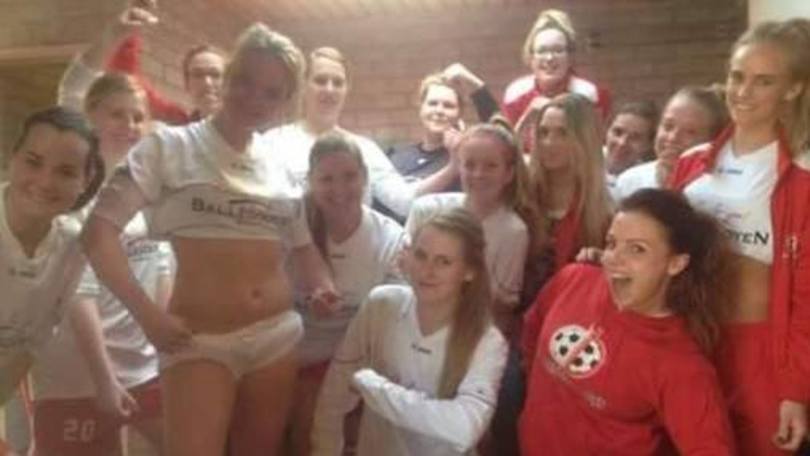 Dalle sexy calciatrici ai giocatori sovrappeso: tutti imitano Ronaldo