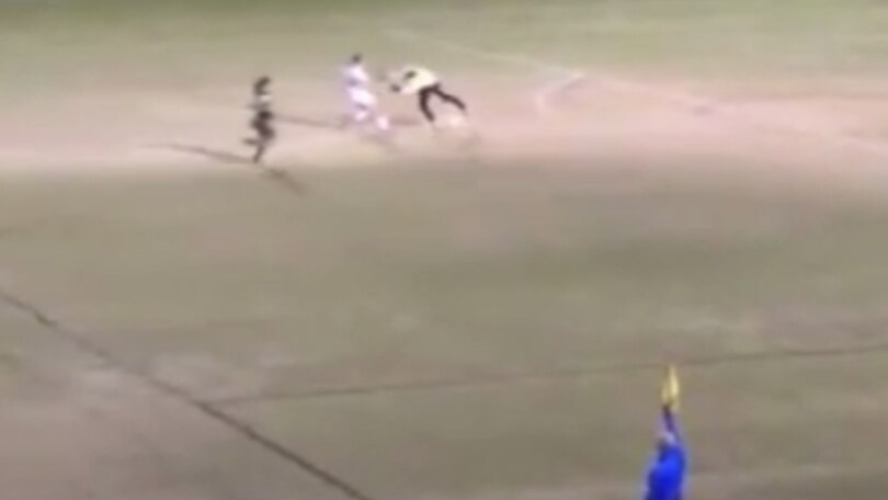 Portiere-missile si lancia contro l'attaccante
