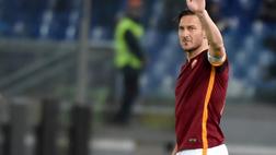 Roma, Totti torna in campo tra gli applausi dell'Olimpico