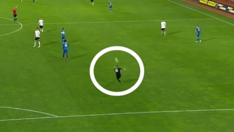 Il portiere segna un gol da leggenda ma l'arbitro lo annulla misteriosamente