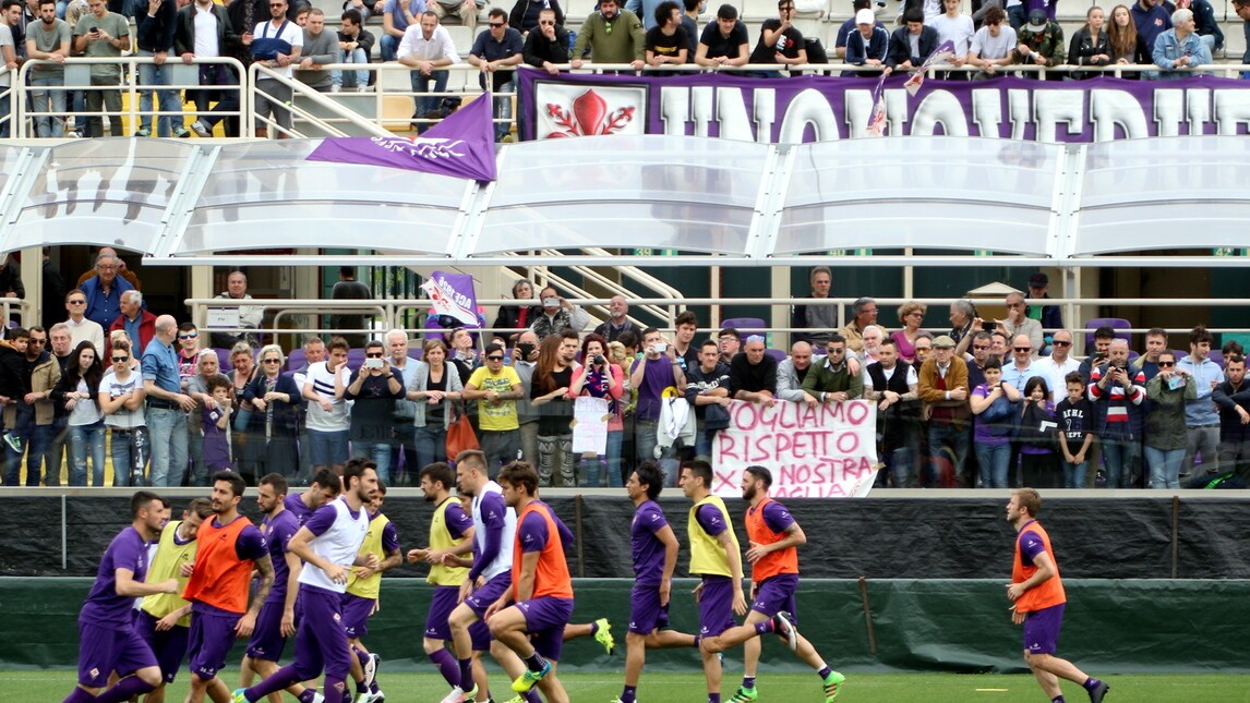 Fiorentina, quanti tifosi a vedere l'allenamento dei viola!