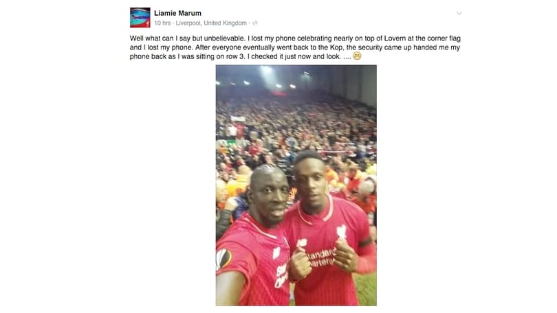 Sakho-Origi, selfie con lo smartphone della tifosa