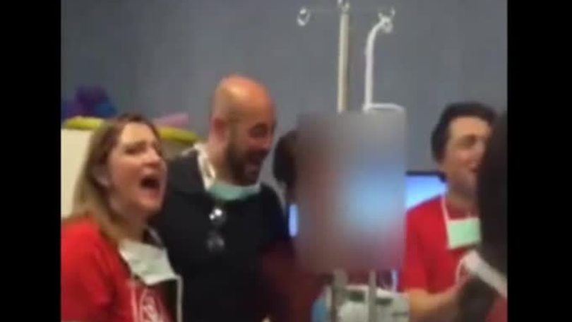 Reina canta "un giorno all'improvviso" in ospedale con i bimbi