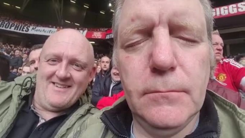 Tifoso del Manchester United si addormenta durante la partita