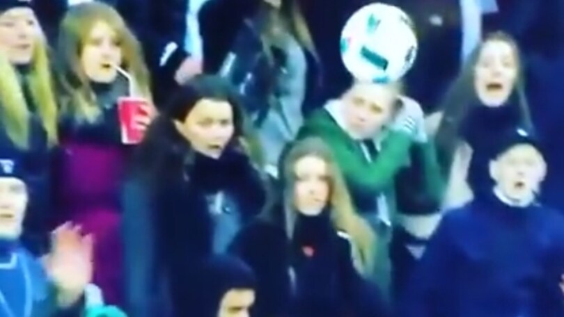 Che dolore! Tifosa colpita in faccia da una pallonata