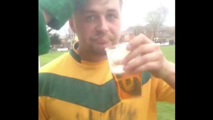 Attaccante si beve una birra dopo un gol sbagliato