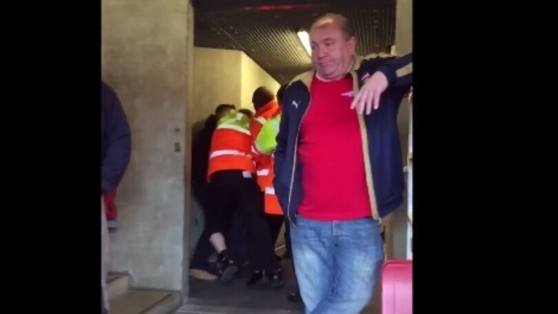 Tifoso dell'Arsenal morde uno steward!
