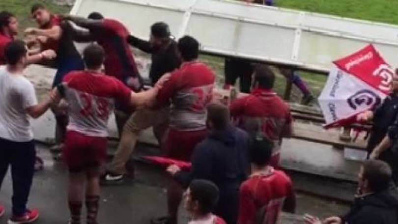 Rugby, incredibile rissa tra giocatori e tifosi in Francia
