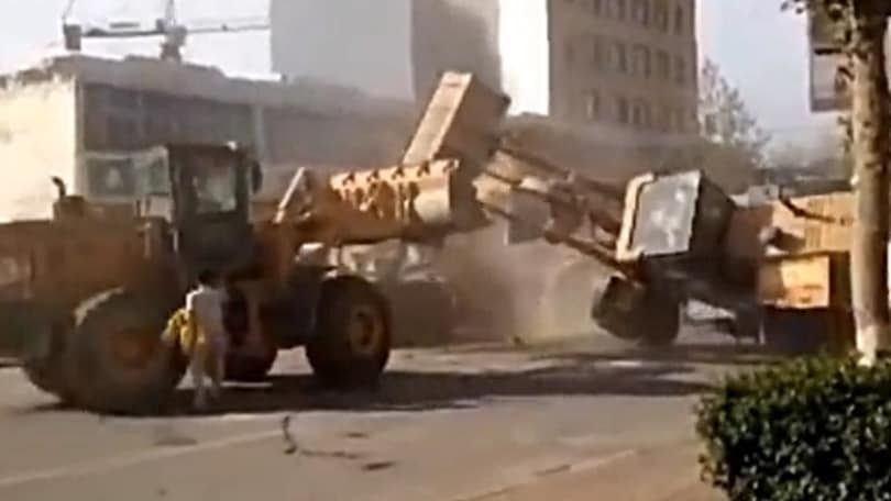 Cina, battaglia in strada tra bulldozer