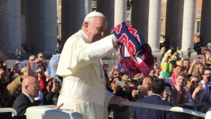 Papa Francesco sventola la sciarpa del Crotone