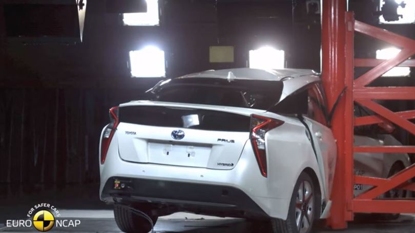 Toyota Prius, green e sicura: 5 stelle ai crash test