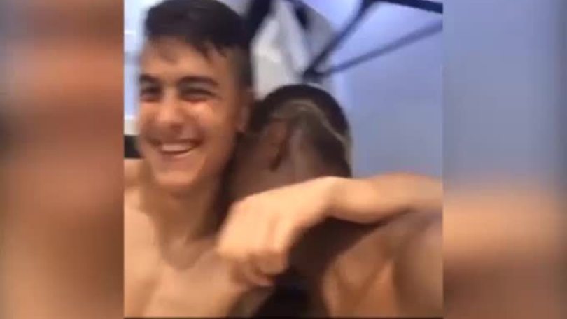 Dybala e Pogba festeggiano nello spogliatoio