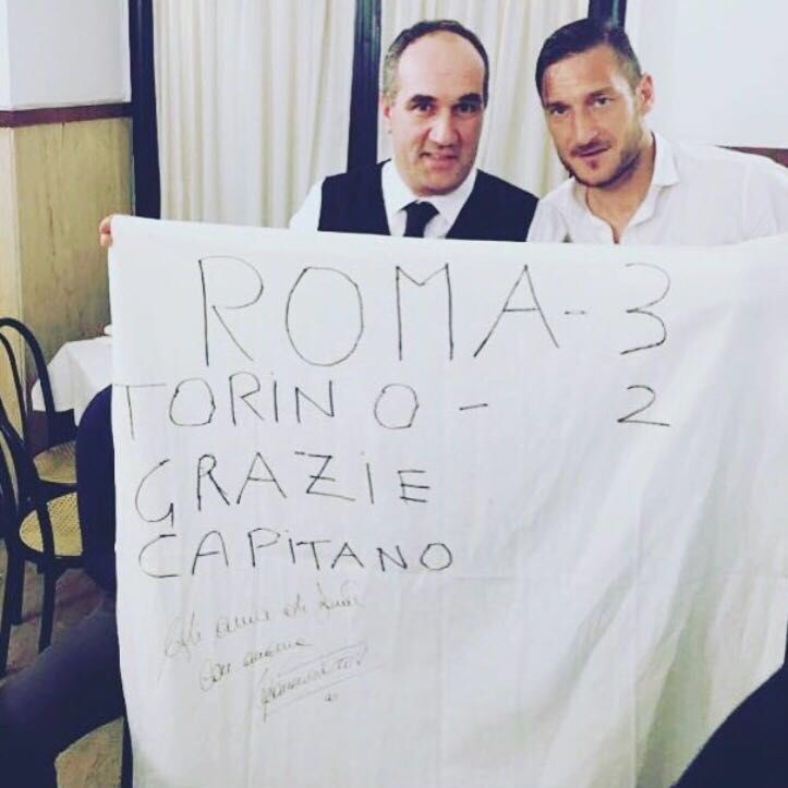 Totti festeggia con gli amici al ristorante dopo la doppietta al Torino