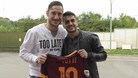 Roma, il tifoso in lacrime per Totti incontra il suo idolo