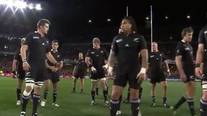La parodia di San Siro fa infuriare i rugbysti: ecco la vera Haka degli All Blacks