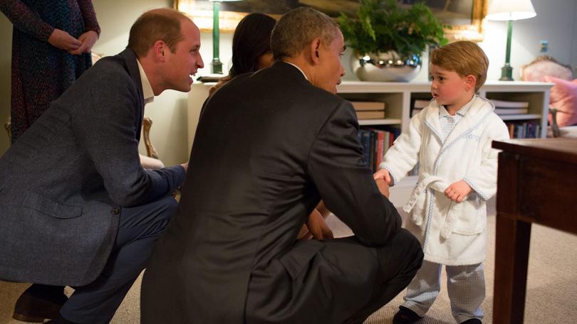 Il principino George in vestaglia con Obama fa impazzire il web