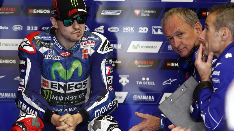 MotoGp, Lorenzo: «Rossi ha fatto un grande giro»