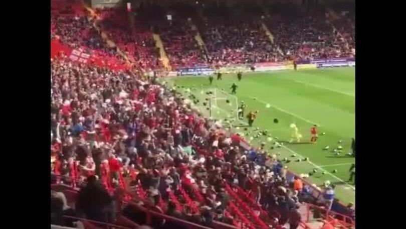 Charlton, lancio di palloncini per protesta
