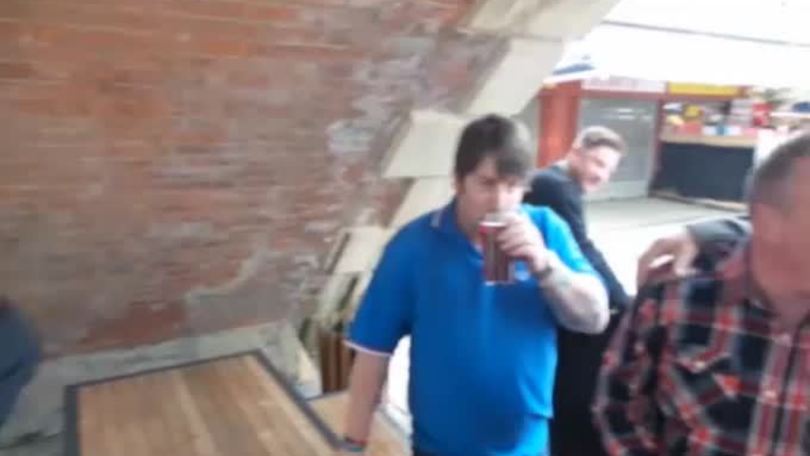 I tifosi del Leicester cantano l'inno del club: "Ranieri, get in"