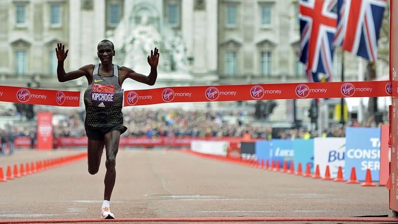 Atletica: Maratona di Londra, Kipchoge vince e sfiora il record