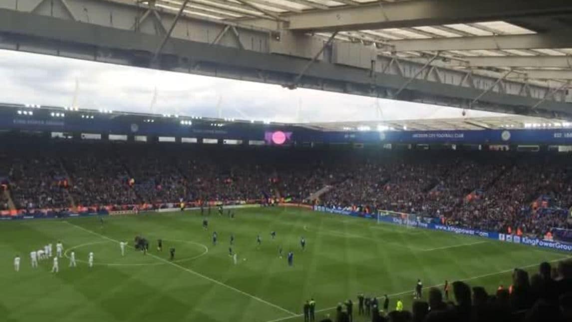Leicester, i tifosi cantano con i Beatles in sottofondo