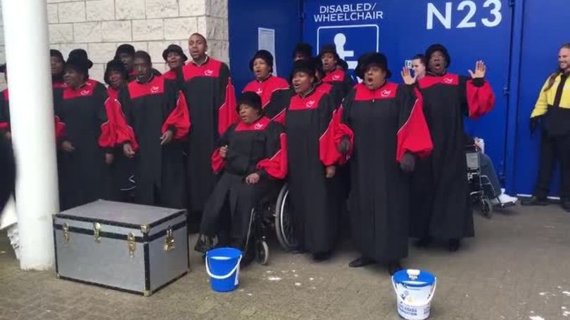 Leicester, coro gospel vicino allo stadio