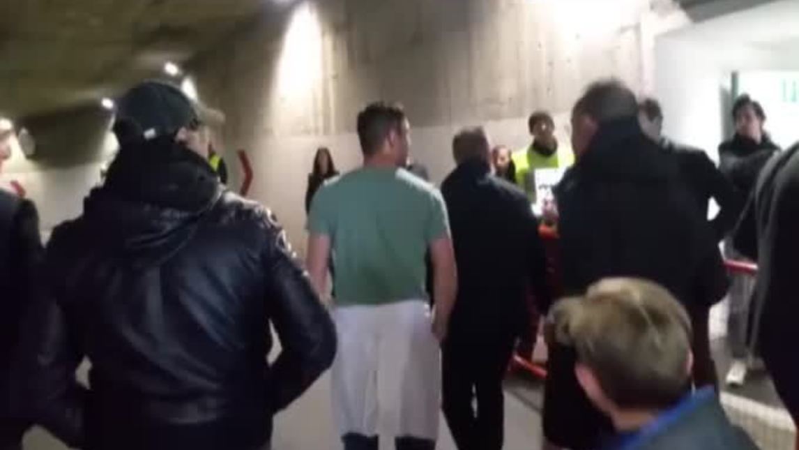 Totti felice scherza all'uscita dallo Stadio Olimpico