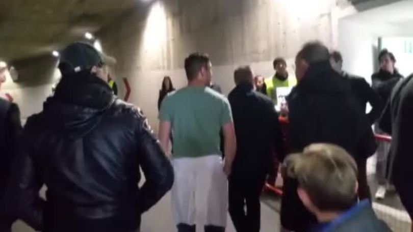 Totti felice scherza all'uscita dallo Stadio Olimpico