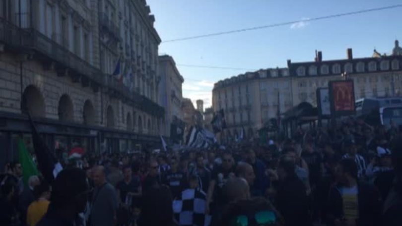 Tifosi in festa per il 5° scudetto bianconero