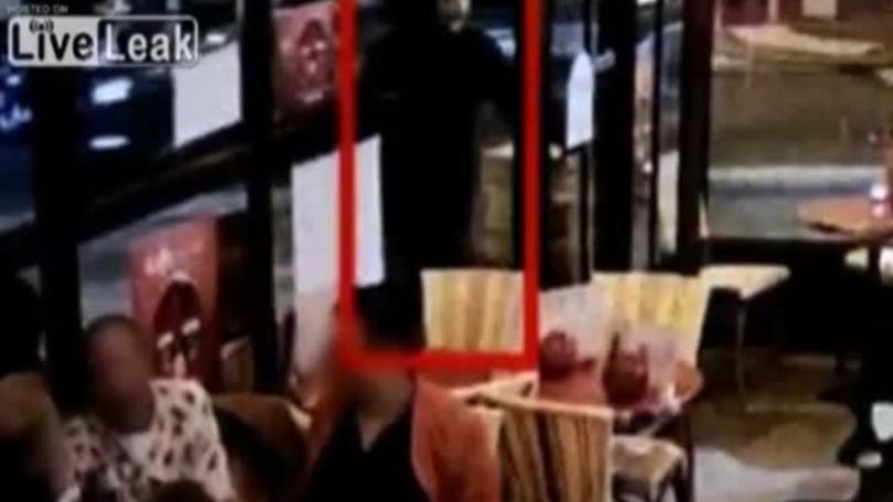 Attentati Parigi, le immagini choc dell'esplosione di Brahim Abdeslam