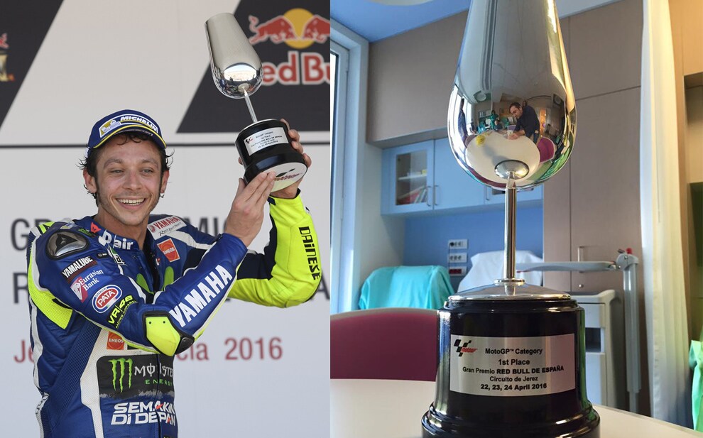 Rossi dona la coppa di Jerez a un bimbo malato