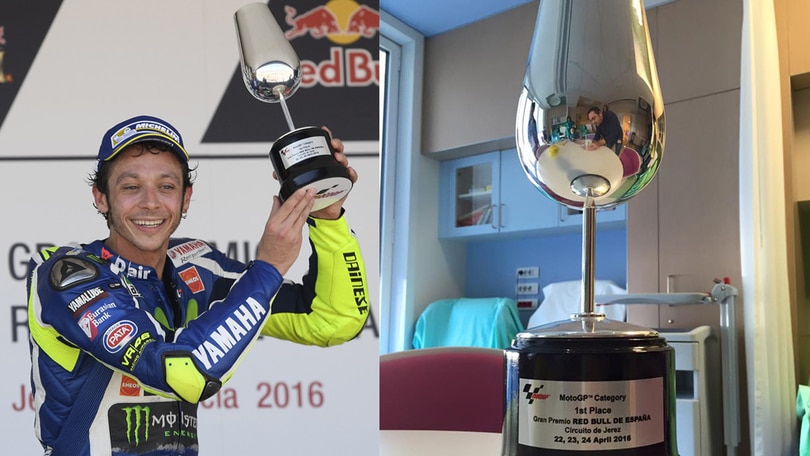 Rossi dona la coppa di Jerez a un bimbo malato