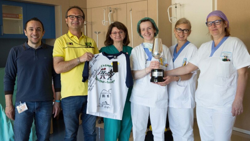 Rossi e la coppa di Jerez: la consegna all'Ospedale dei Bambini