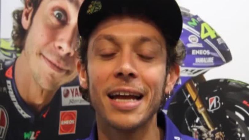 Valentino Rossi regala la coppa di Jerez a un bambino malato