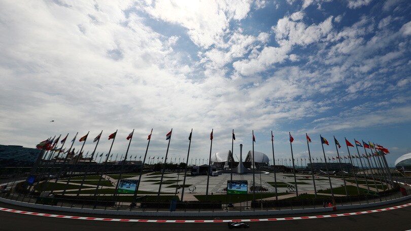 F1, Sochi: Mercedes precedono Ferrari nelle prime libere
