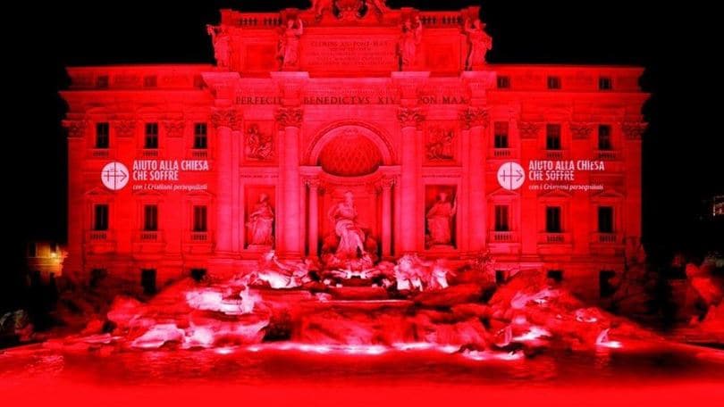La Fontana di Trevi si tinge di rosso per il sangue dei martiri