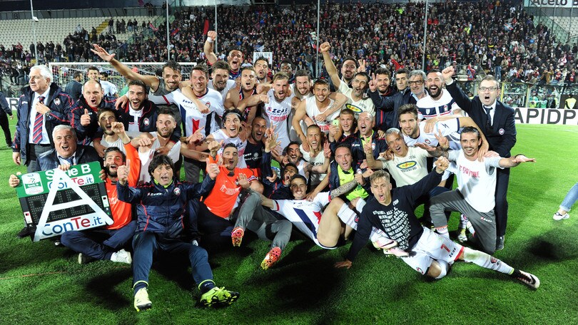 Il Crotone va in Serie A, che festa in campo!