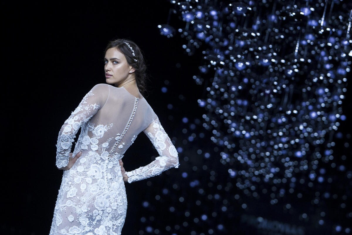 Irina Shayk, abito bianco e trasparenze, che incanto a Barcellona