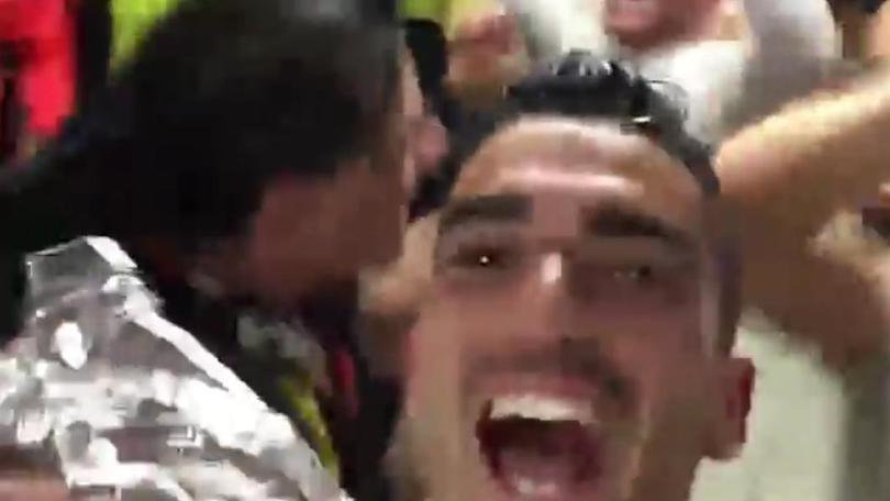 Crotone in Serie A! Negli spogliatoi si canta "Ma il cielo è sempre più blu"