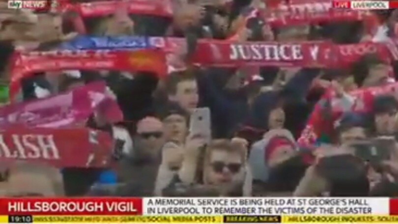 Tifosi Liverpool ed Everton cantano insieme per onorare le 96 vittime di Hillsborough