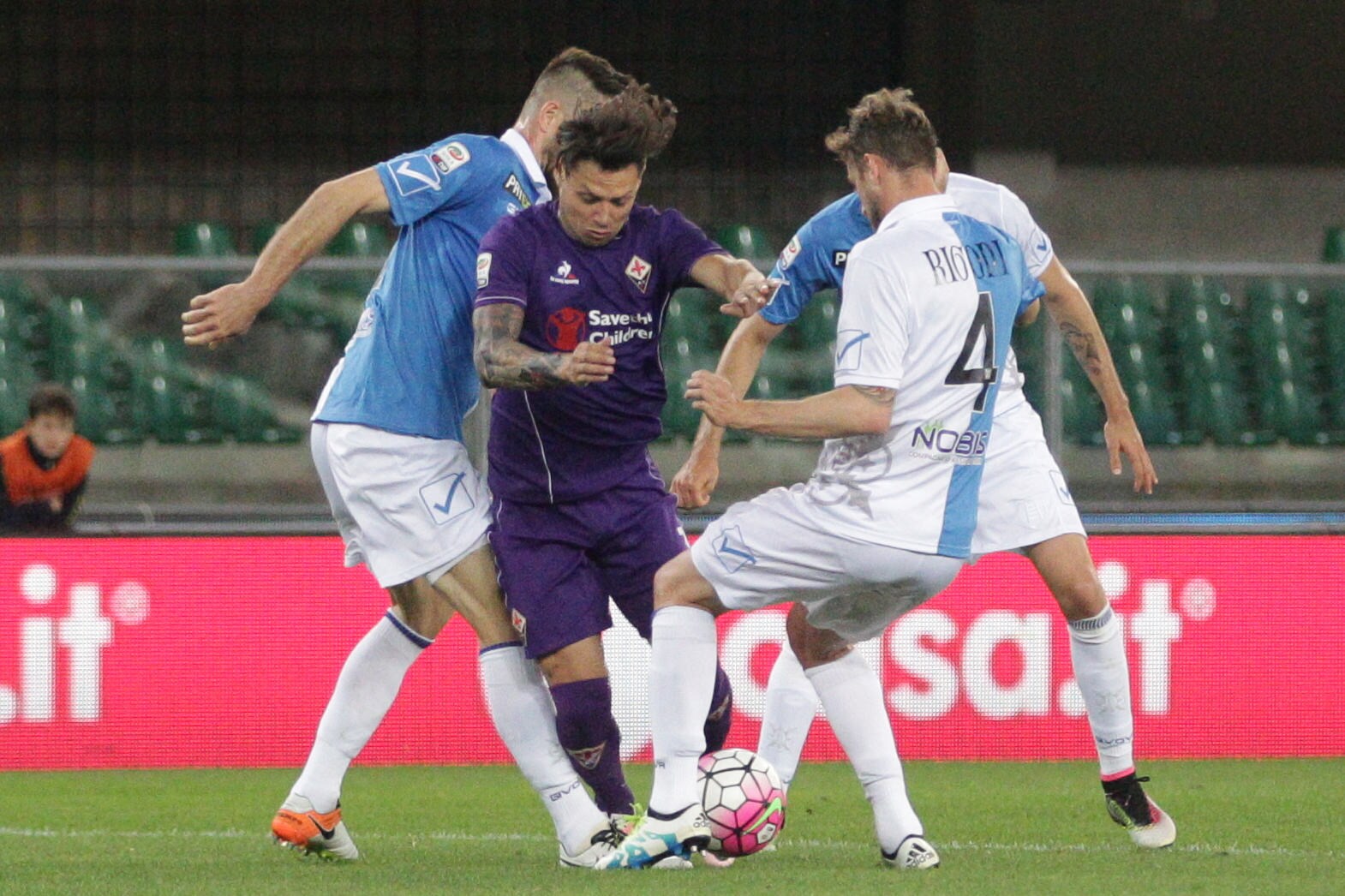 Serie A, Chievo-Fiorentina 0-0. Traversa di Zarate, palo di Rigoni