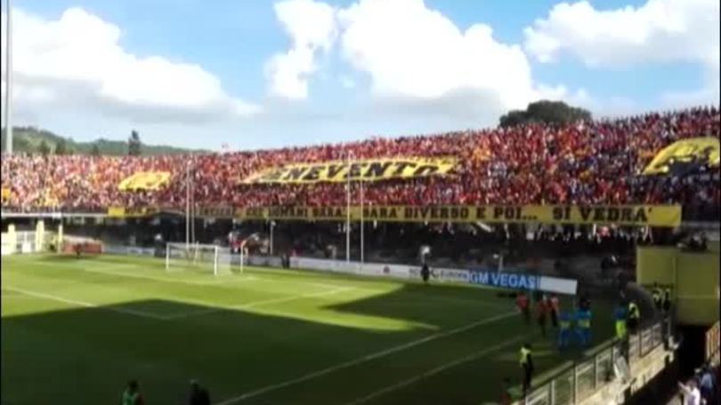 Benevento-Lecce: la coreografia della curva sannita sulle note di Vasco. Benevento in B