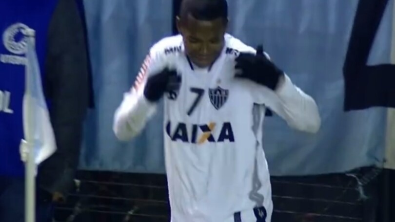 Robinho colpito da un oggetto dagli spalti: quale?