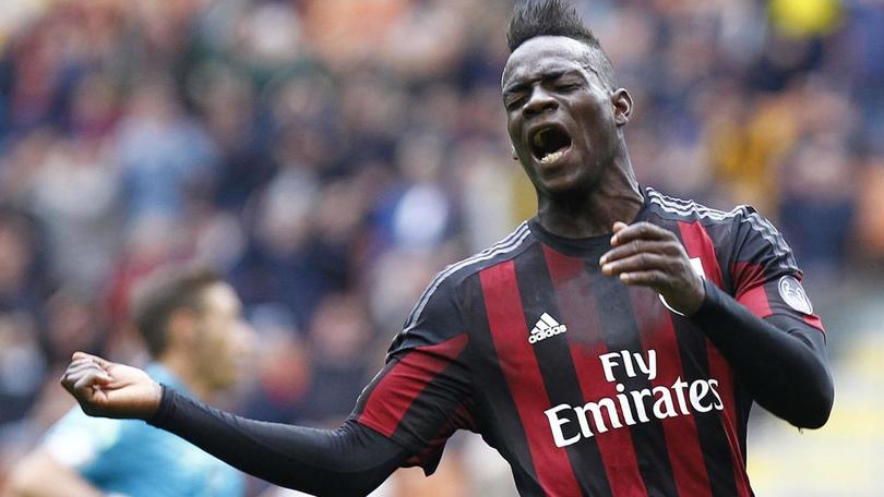 Milan, alta tensione Menez-Balotelli per calciare il rigore!