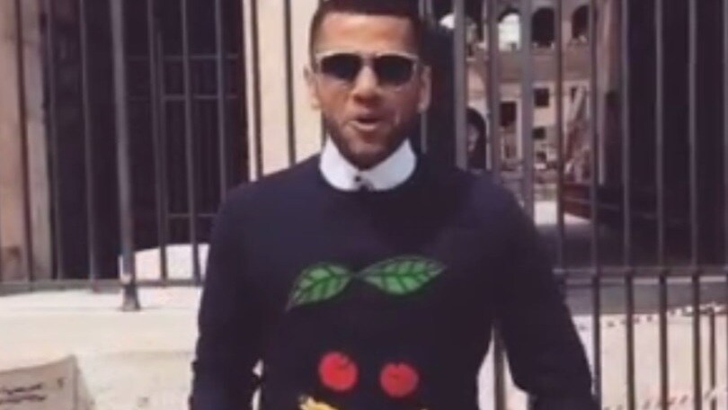 Dani Alves, vacanze romane. Ecco cosa fa al Colosseo