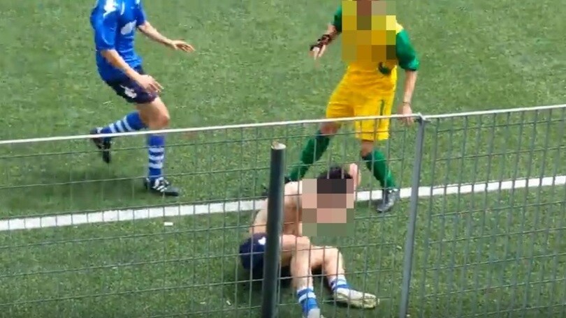 La partita tra ragazzi finisce in rissa. E dalla tribuna il pubblico incita alla violenza