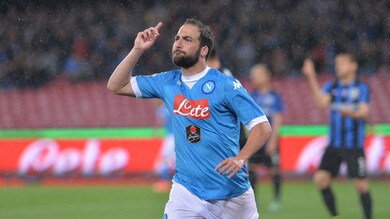 Serie A, Napoli-Atalanta 2-1: Higuain torna al San Paolo con una doppietta
