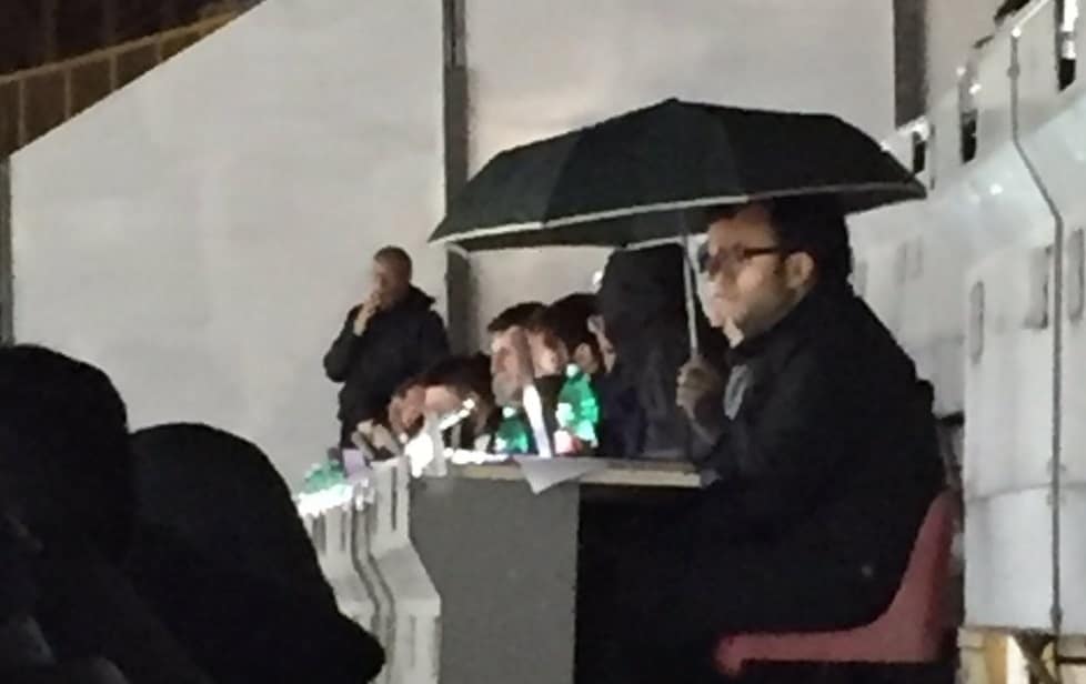 Napoli-Atalanta, giornalisti con l'ombrello in tribuna: la copertura fa acqua